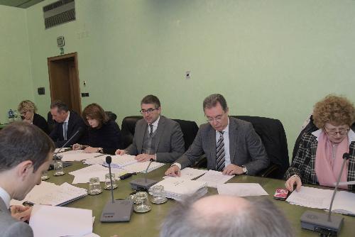 L'assessore regionale alle Autonomie locali e lingue minoritarie Pierpaolo Roberti (terzo da destra nella foto), durante la seduta di Giunta regionale